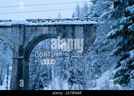 Cortina d'Ampezzo, Italie - le 4 février 2019 : Cortina Sign avec Audi logo sonnerie sur le viaduc au crépuscule. Banque D'Images