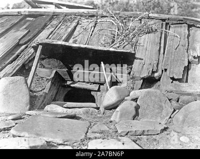 Edward S. Curtis indiens des États-Unis - Entrée d'une maison-sueur Yurok ca. 1923 Banque D'Images