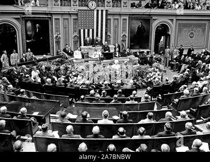 Roosevelt pays Lafayette un vibrant hommage. Le président Roosevelt qu'il a mené la nation hier en rendant hommage à Marquis de Lafayette à la cérémonie à l'occasion de la mort du français il y a 100 ans. Le président, à une session conjointe du Congrès est indiqué avec l'ambassadeur français de Laboulaye. À l'arrière sont Vice Président Garner et le Président Rainey ca. 1934 Banque D'Images