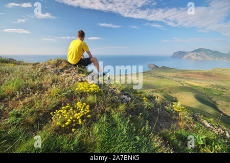 L'homme en montagne. D'une conception. Banque D'Images