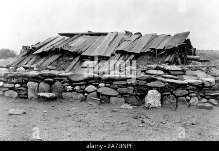 Edward S. Curtis indiens des États-Unis - Hupa sueur Chambre ca. 1923 Banque D'Images