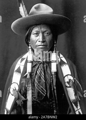 Edward S. Curtis indiens des États-Unis - Jicarilla Apache Indian wearing Cowboy hat ca. 1905 Banque D'Images