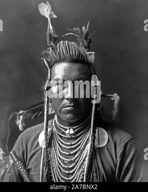 Edward S. Curtis indiens des États-Unis - Swallow Bird, Crow Indian, Montana ca. 1908 Banque D'Images