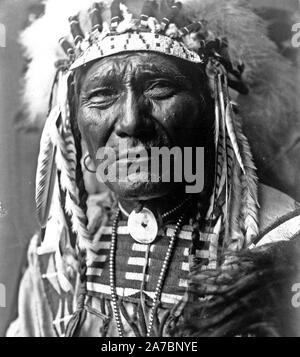 Edward S. Curtis indiens des États-Unis - Ghost Bear, Crow Indian, Montana ca. 1908 Banque D'Images