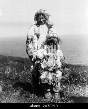 Edward S. Curtis indiens des États-Unis - adulte et enfant portant des parkas en peau de canard ca. 1929 Banque D'Images