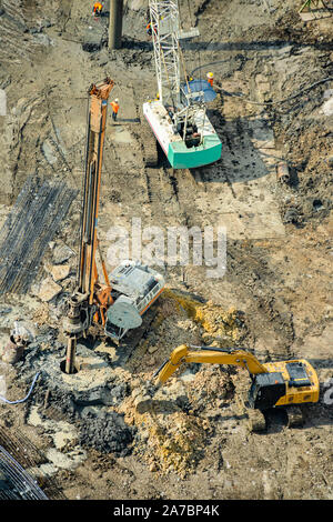 Vue aérienne de pieux forés en béton Travaux de la fondation sur un chantier de construction. Banque D'Images