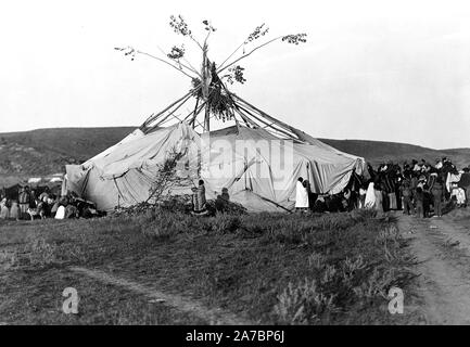 Edward S. Curtis indiens des États-Unis - Sun dance en cours--indiens Cheyenne ca. 1910 Banque D'Images