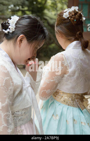 Un portrait de deux jeunes femmes coréennes en costume traditionnel coréen, le village de Bukchon Hanok, Séoul, Corée du Sud. Banque D'Images