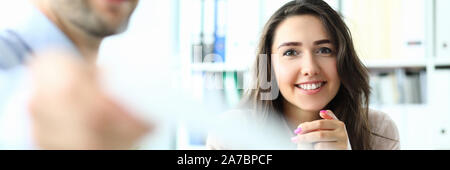 Smiling woman in modern office Banque D'Images