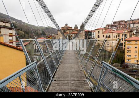 Cangas del Narcea, Espagne. L'église collégiale de Sainte Marie Madeleine, vu depuis le Puente Colgante (Pont suspendu) Banque D'Images