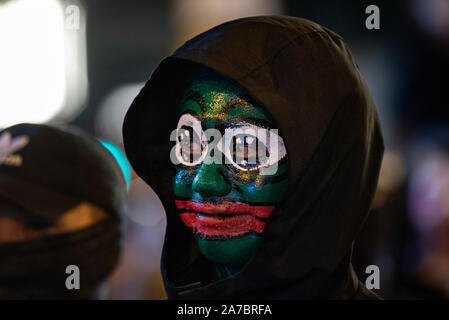 Hong Kong, Chine. 31 octobre, 2019. Un manifestant portant la peinture pour le visage de Pepe la grenouille dans le district Central, Hong Kong. Les manifestants à l'Halloween en mars l'île de Hong Kong en dépit de police a interdit les rassemblements et les affronter au cours de la nuit. Credit : SOPA/Alamy Images Limited Live News Banque D'Images