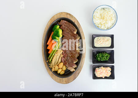 Tranches de boeuf wagyu japonais ensemble avec légumes et sauce dans le moule sur plateau en bois Banque D'Images