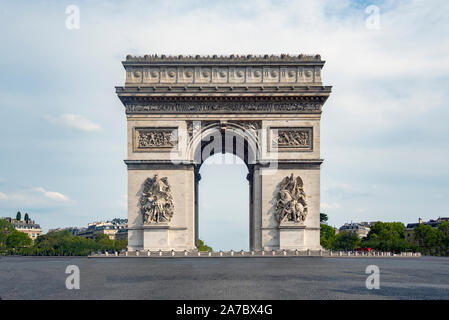 Un monument emblématique de Paris, l'Arc de triomphe, construit entre 1806 et 1836 par ordre de Napoléon Bonaparte pour commémorer la victoire lors de la Bat Banque D'Images