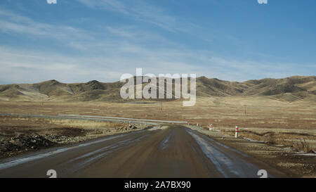 Vue montagnes d'une montagne d'une route de Mongolie Banque D'Images