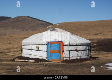 Yourte Mongole traditionnelle dans le paysage de montagnes de la province de l'Orkhon Banque D'Images