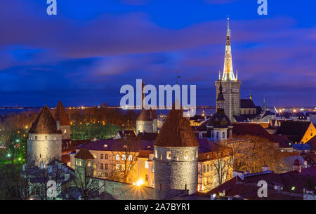 Tallinn, Estonie - 31.10.2019 Vieille ville de Tallinn, dans la nuit, avec une exposition longue, Tallinn, Estonie Banque D'Images