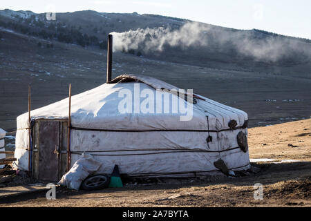 Yourte Mongole traditionnelle dans la région d'Olkhon paysage montagnes Banque D'Images