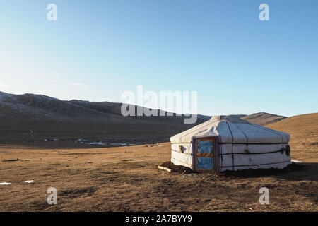 Yourte Mongole traditionnelle dans la région d'Olkhon paysage montagnes Banque D'Images