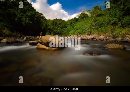 Dans Serinsim Kanarom Sorinsim (rivière), Kota Marudu, Sabah, Malaisie. Banque D'Images