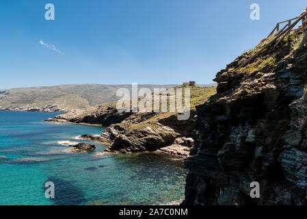 Une vieille église orthodoxe d'une colline à côté de Korthi Andros, Cyclades, Grèce Banque D'Images