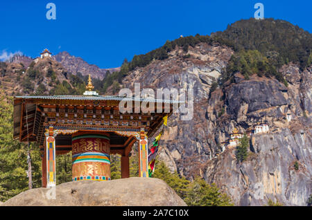 Moulin à prières sur le chemin de Tiger's nest Temple - Bhoutan Banque D'Images