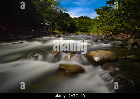 Dans Serinsim Kanarom Sorinsim (rivière), Kota Marudu, Sabah, Malaisie. Banque D'Images