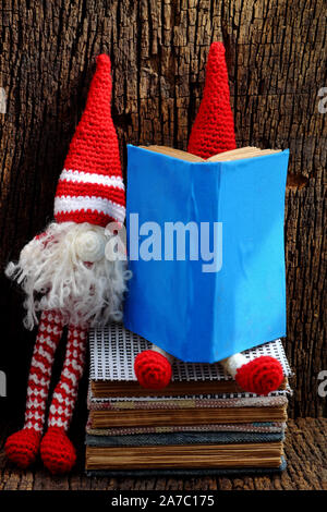 Deux gnome de laine rouge s'asseoir et occupé avec group Carnet fait à la main, joli ornement de Noël pour l'hiver décoration, drôle de barbe blanche longue rouge hat Banque D'Images
