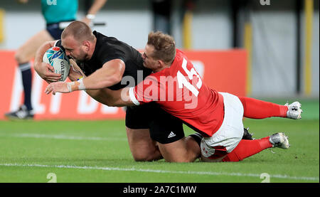 New Zealand's Joe Moody (à gauche) marque son premier essai de côté pendant la Coupe du Monde de Rugby 2019 match final de bronze au stade de Tokyo. Banque D'Images