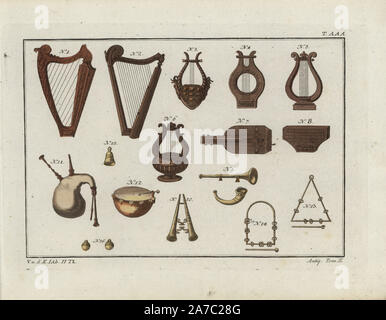 Instruments de musique de l'hébreux et babyloniens. Cythers, lyres, flûtes, cuivres, cornemuse, tambour, cloches, etc. coloriée à la gravure sur cuivre de Robert von Spalart's 'tableau Historique des costumes des principaux peuples de l'Antiquité et du Moyen Âge,' Chez Collignon, Metz, 1810. Banque D'Images