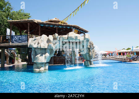 GOLDEN SANDS, BULGARIE - 02 JUIN 2015 : café et piscine sur la promenade de la mer. Banque D'Images