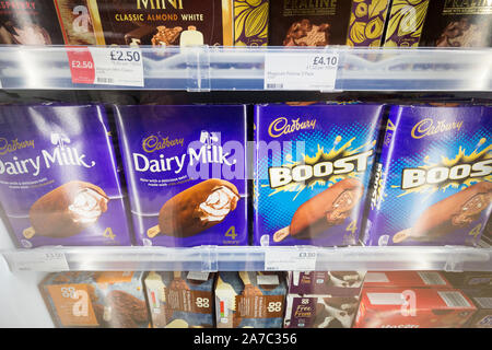 Photos à la Co-Op food store . Cadbury la crème glacée dans des congélateurs Banque D'Images