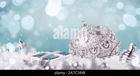 Silver Ball de Noël avec des flocons et décorations sur fond froid avec des lumières. Joyeux Noël carte avec copie espace. Banque D'Images