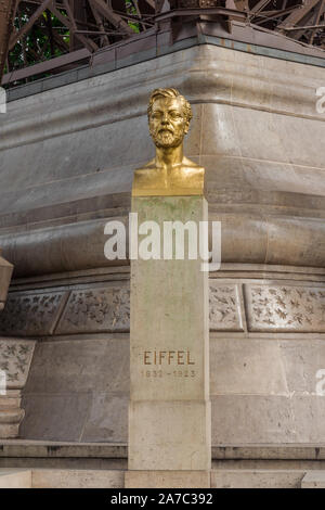 La vue du buste en or de l'ingénieur civil français Alexandre Gustave Eiffel sous la Tour Eiffel de Paris en format portrait. Il a vécu à partir de 1832... Banque D'Images