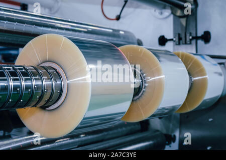 Rouleau de film d'emballage en plastique sur la machine d'emballage automatique à l'usine de produits alimentaires industriels et de la technologie. concept. Banque D'Images