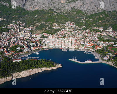 VUE AÉRIENNE.Station balnéaire pittoresque avec sa baie rocheuse abritée.Makarska, Dalmatie, Croatie. Banque D'Images