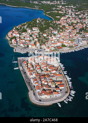 VUE AÉRIENNE.Ville pittoresque, péninsule et port de plaisance de Tribunj.Près de Vodice, comté de Šibenik-Knin, Dalmatie, Croatie. Banque D'Images