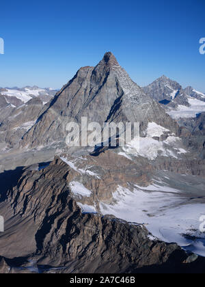 VUE AÉRIENNE de l'est. 4478 m de haut Cervino/Cervin. Vallée d'Aoste, italie (à gauche de la crête) et canton du Valais, Suisse (à droite de la crête). Banque D'Images