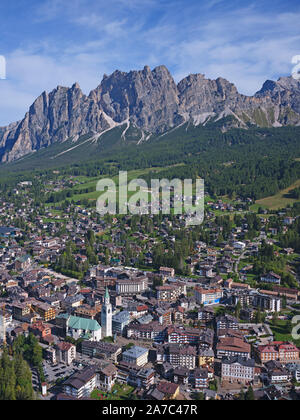 VUE AÉRIENNE.Station de montagne haut de gamme avec les hautes falaises escarpées de Monte Cristallo pour le fond.Cortina d'Ampezzo, Dolomites, Vénétie, Italie. Banque D'Images