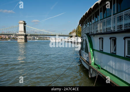 'Kossuth' bateau restaurant et le Pont des chaînes Széchenyi. Budpest, Hongrie Banque D'Images