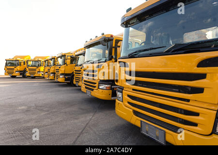 Nouvelle voiture camion remorque jaune flotte avec dépôt de conteneurs sur le parking de l'usine de fabrication de camions pour livrer aux affaires voyage et une compagnie logistique cl Banque D'Images