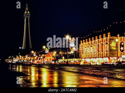 Blackpool illuminations le long de la golden mile avec la tour, Lancashire, England, UK Banque D'Images