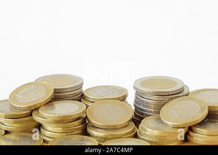Des piles de pièces en euro sur fond blanc Banque D'Images