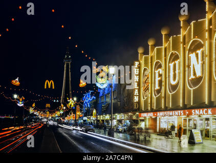 Blackpool illuminations le long de la golden mile avec la tour, Lancashire, England, UK Banque D'Images