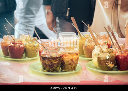 Légumes marinés goût. Des échantillons gratuits de l'aliment (personnes floue sur l'arrière-plan) Banque D'Images