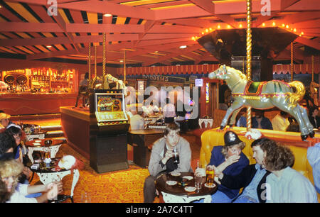 Carousel bar, Pleasure Beach Blackpool, Lancashire, Angleterre, Royaume-Uni. Circa 1980 Banque D'Images