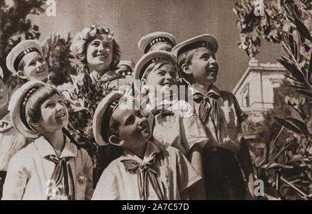 Pionniers dans le parc, au camp d'Artek (Crimée) dans les années 1950. Banque D'Images