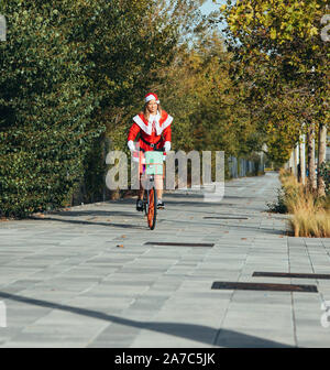 Stock photo de Mama noel avec son dos à la rue de la bicyclette. Temps de Noël Banque D'Images