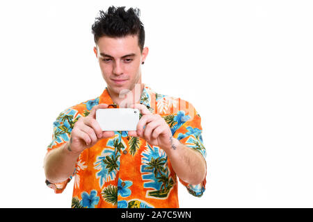 Studio shot of young handsome man prêt pour locations touristiques Banque D'Images