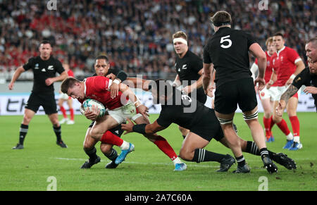 Pays de Galles' Josh Adams est abordé par la Nouvelle-Zélande Nepo Laulala et Aaron Smith durant la Coupe du Monde de Rugby 2019 match final de bronze au stade de Tokyo. Banque D'Images