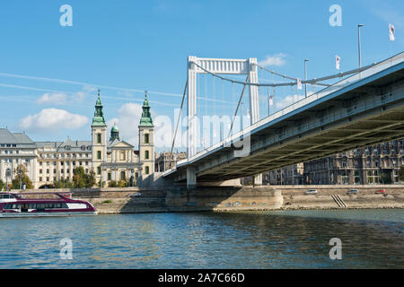 Pont Elisabeth (Erzsébet híd) et l'église du centre-ville. Budapest Banque D'Images